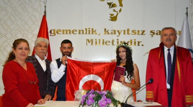 İşitme engelli çiftin mutlu günü
