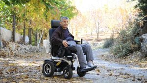 Kaş Belediyesi'nden akülü tekerlekli sandalye desteği