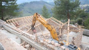 Kaş'ta 12 kaçak yapı yıkıldı