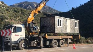 Kaş'ta 3 kaçak konteyner kaldırıldı