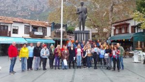 Kaş'ta sokak hayvanları için toplandılar