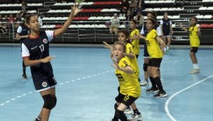 Kepez'de hentbol dolu dizgin