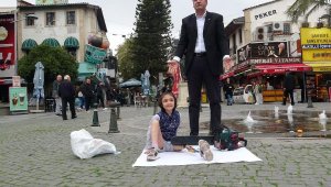 Kızı Özge'nin kesilen bacağı için motorlu testereyle eylem yaptı