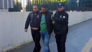Kucağındaki yavru köpeği ısırıp, döverken görüntülendi