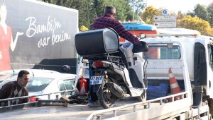 Motokurye, belge isteyen 3 polisi ve 1 kişiyi darbetti