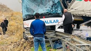 Otobüs, TIR'a arkadan çarptı: 9 yaralı