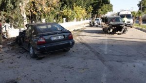 Otomobille çarpışan hafif ticari aracın motoru yerinden çıktı: 5 yaralı