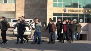 Polis ve bekçilerin de olduğu suç örgütünün 21 şüphelisi adliyede