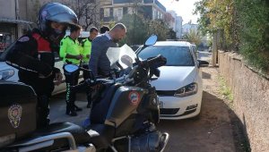 Polisin 'Dur' ihtarına uymadı, otomobilini bırakıp kaçtı