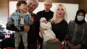 Rahim nakli yapılan ilk ve ikinci anne ile bebekleri bir arada