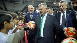 Spor malzemeleri çocuklarla buluştu