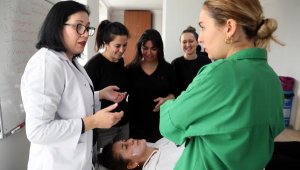Yabancı kadınlar cilt bakımı öğrenip meslek sahibi oluyor