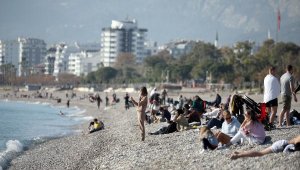 Yılın son günü Antalya'da denize girdiler