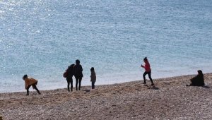 Antalya'da deniz suyu sıcaklığı 18 derece; turistler yüzdü
