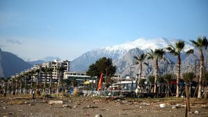 Antalya'da fırtına sonrası sahilde temizlik