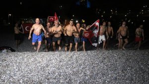 Antalya'da gelenek bozulmadı; 2023'ü denizde karşıladılar