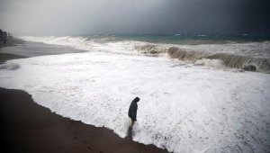 Antalya'da yağmur ve fırtına, hayatı durma noktasına getirdi