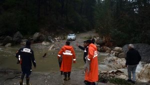 Antalya'da yağmur ve fırtına, hayatı durma noktasına getirdi