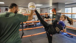 Ayşegül, 'kendini savunabilsin' diye başladığı muay thai'de madalyaları topluyor