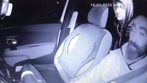 Bindiği taksinin şoförünü başına taşla vurup hastanelik etti