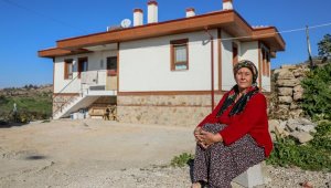 Büyük yangında 'Böyle acı mı olur Allah'ım' diye ağlayan kadın yeni evine kavuştu
