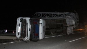 Dorsesi açılan TIR, EDS direğine çarptı
