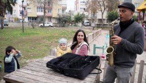 'Ekmek teknesi' çalınan Abbas'a yeni saksafon