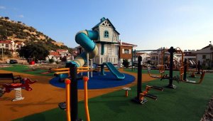 Kaş Belediyesi 11 mahalleye çocuk oyun parkları kurdu