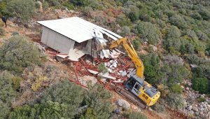 Kaş'ta 5 kaçak yapı yıkıldı