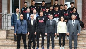 Kaymakam Şahin, şampiyon Atatürk Anadolu Lisesi'ni kutladı