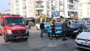 Kazada, otomobilde sıkışan sürücüyü itfaiye çıkardı