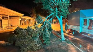 Kemer'de fırtına ve yağmur etkili oldu