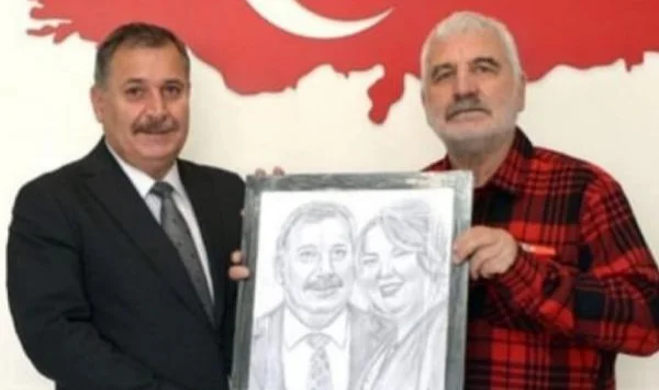 Müdürünün portresini yaptı
