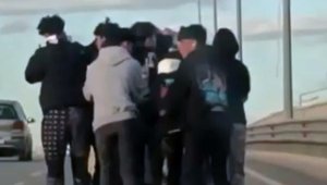 Otomobilin arkasına tutunan 7 patenlinin tehlikeli yolculuğu