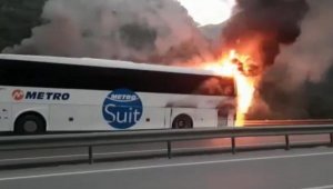 Seyir halindeki yolcu otobüsü alev alev yandı; o anlar kamerada
