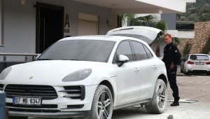 Site bahçesindeki lüks otomobilin kundaklanması kamerada