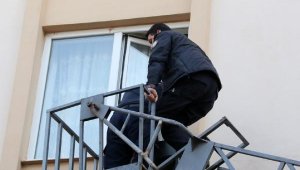 Telefonu evde unutan oğluna ulaşamayınca ekipleri alarma geçirdi