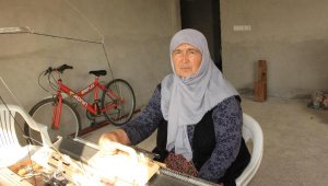71 yaşında depremzedeler için örgü makinesinin başına geçti