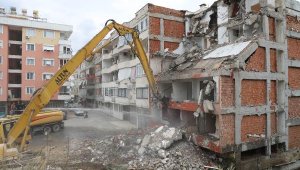 Alanya Belediyesi riskli binanın yıkımına başladı