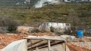 Alanya'da dağdan kopup yuvarlanan kayalar, korkuttu