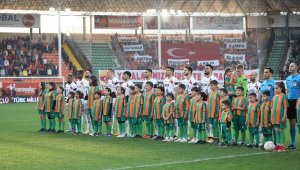 Alanyaspor ile Galatasaray, depremzedeler için sahaya çıktı