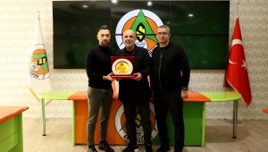 Alanyaspor'da teknik direktör Farioli'ye plaketli veda