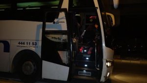 Antalya'da trafikte tartışıp, afet bölgesine giden otobüsün camını kırdılar