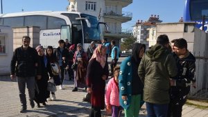 Antalya'ya getirilen depremzedeler, otellere yerleştiriliyor