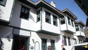 Bakanlığa ait otel, 'işgal' nedeniyle polis eşliğinde boşaltıldı