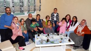 Depremzede asker arkadaşı ile ailesine ulaşıp, sıfır eşyalı evlerini tahsis etti