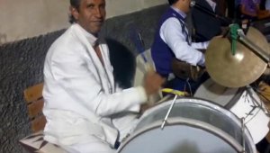 Evinin bahçesinde yanmış cesedi bulundu