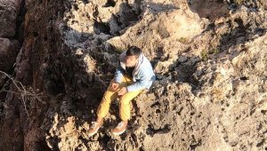 Falezlerde mahsur kalan depremzede Yiğit'i ekipler kurtardı