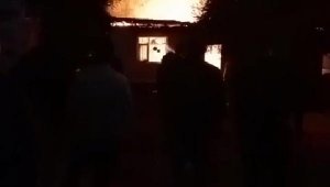 Gecekondu alev alev yandı