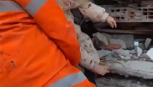 İtfaiye personeli göçük altındaki bebeği 'Tamam kuzum, gidelim' diye kurtardı